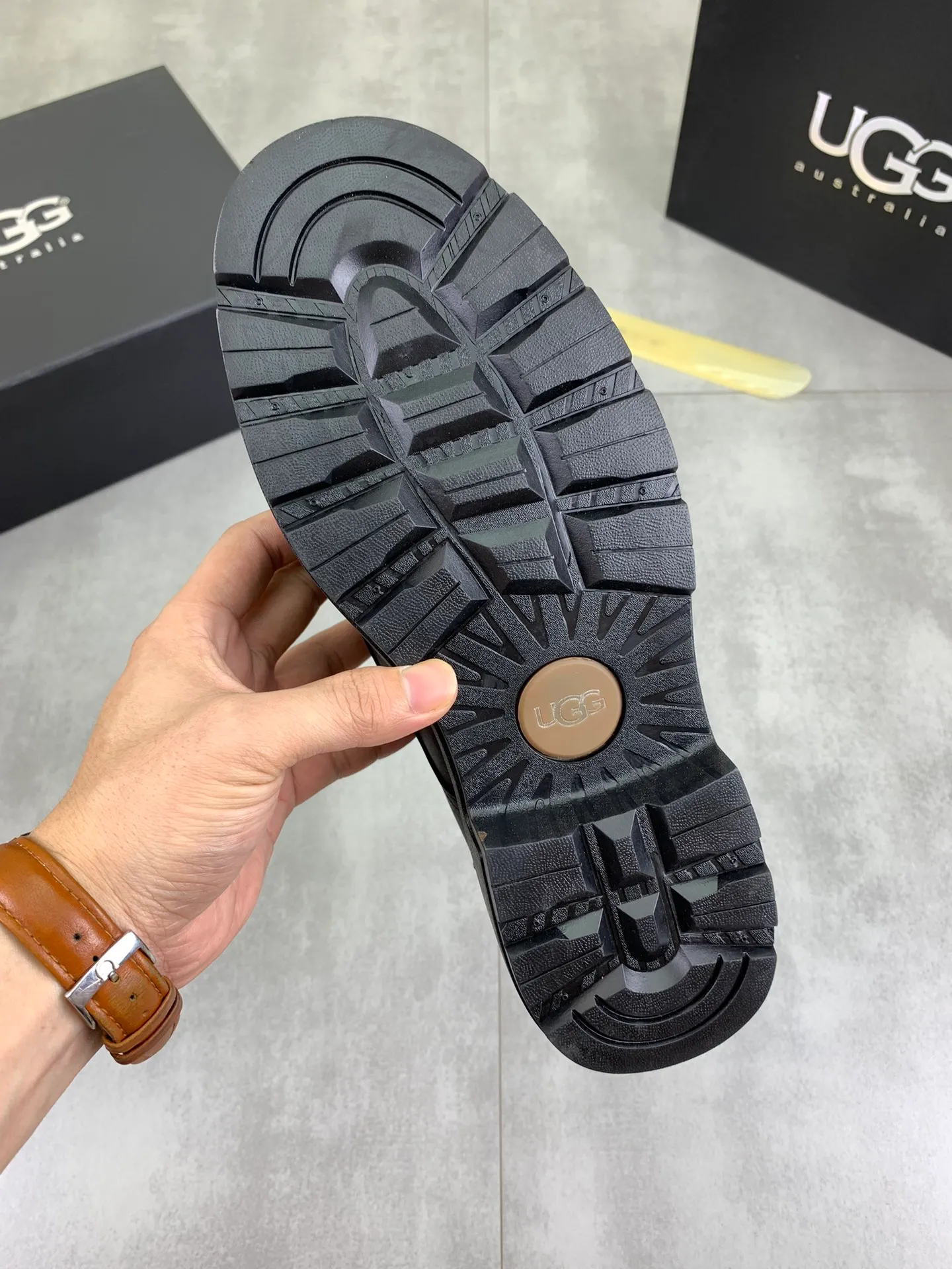 Factory price P640 💶[UGG] (full wool lining) Top-end high-quality fur integrated warm snow boots from Australia's warm luxury men's shoes brand, UGG-5877 official website synchronized, made of imported cowhide, carefully sewn...Imported rubber outsole (comfortable, soft, wear-resistant) The quality is really great...Exquisite workmanship, you can't put it down at first sight, code number: 39-44 Color: 3️⃣colors available